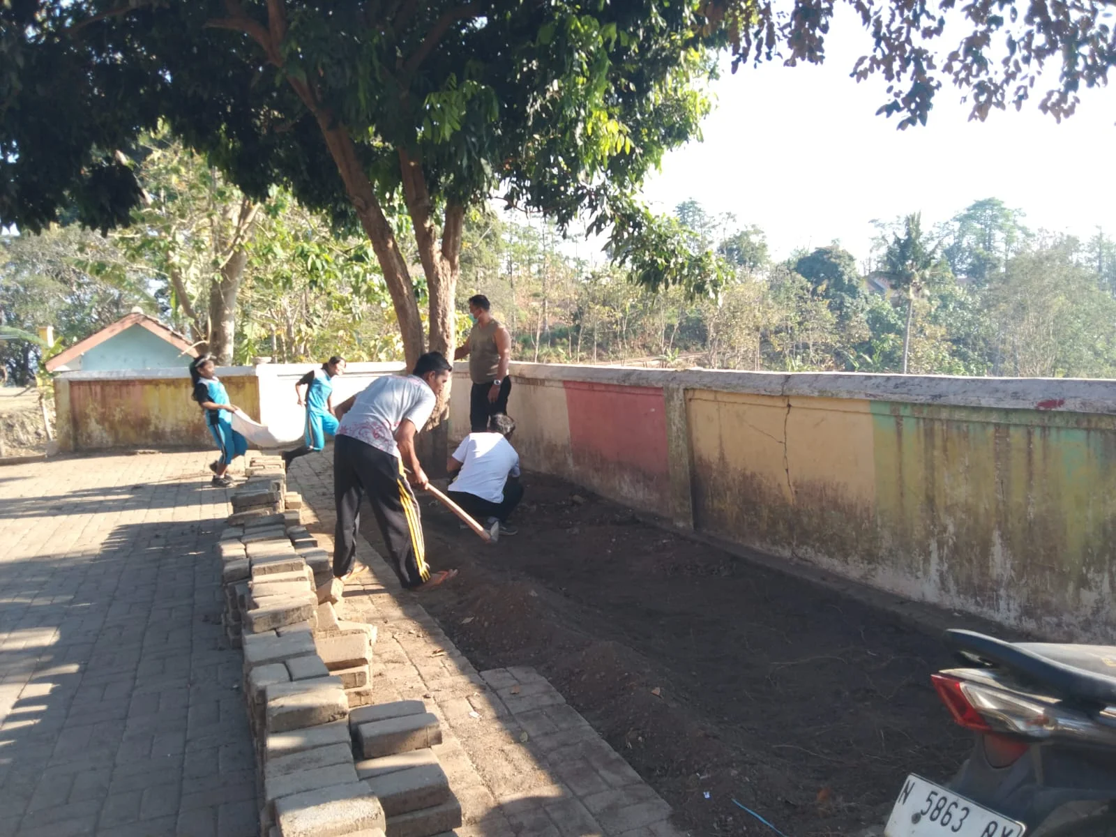 KERJA BAKTI DI LINGKUNGAN SEKOLAH