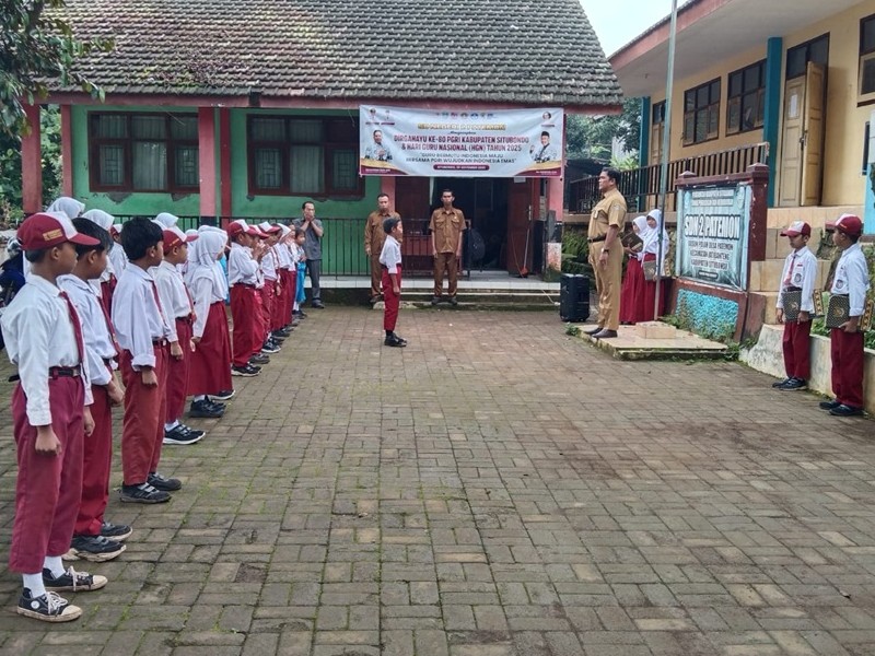 UPACARA HARI SENIN PERTAMA SETELAH LIBUR SEMESTER 1